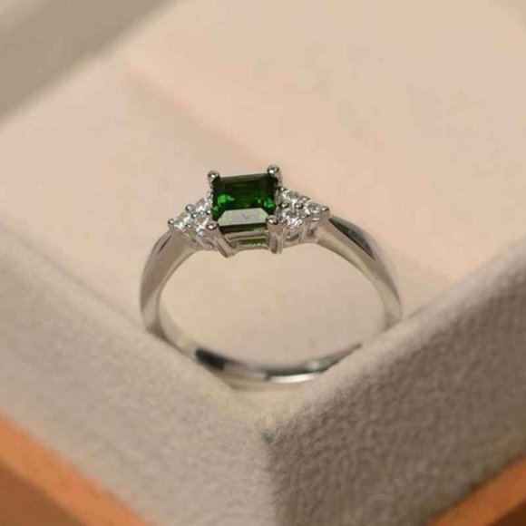 Size 9 Emerald Green 925 Silver Ring - Picture 3 of 3